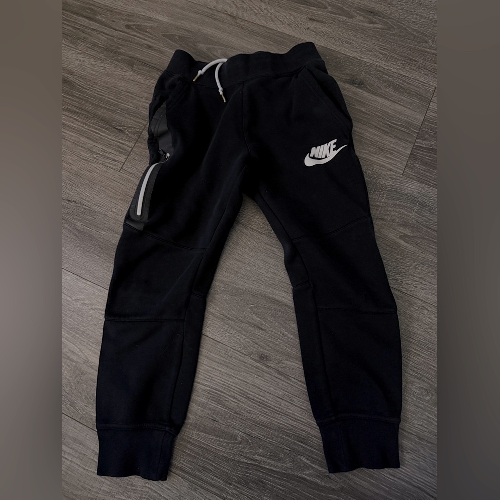 Boys nike tech jogger.